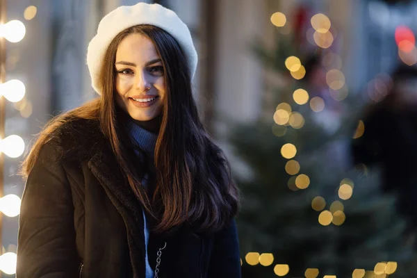 Jolie Fille Debout Sur Rue Porter Chapeau Noir Regarder Magasin — Photo