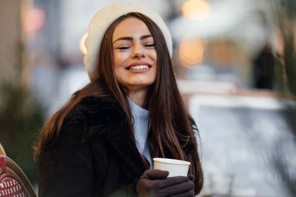 Vacker Kvinna Stå Gatan Molnigt Väder Med Kopp Hett Kaffe — Stockfoto