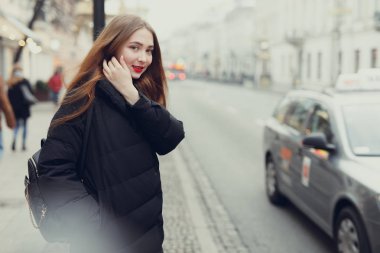 Güzel kız kopya alanı ile sokak şehir onun otobüste bekleyin. -Görüntü