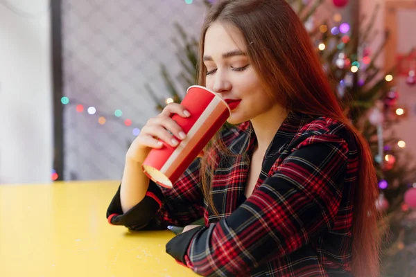 Vrouw Drinkt Haar Warme Koffie Zittend Cafe Portret Van Stijlvolle — Stockfoto