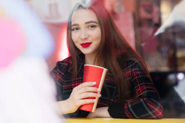 Vrouw Drinkt Haar Warme Koffie Zittend Cafe Portret Van Stijlvolle — Stockfoto