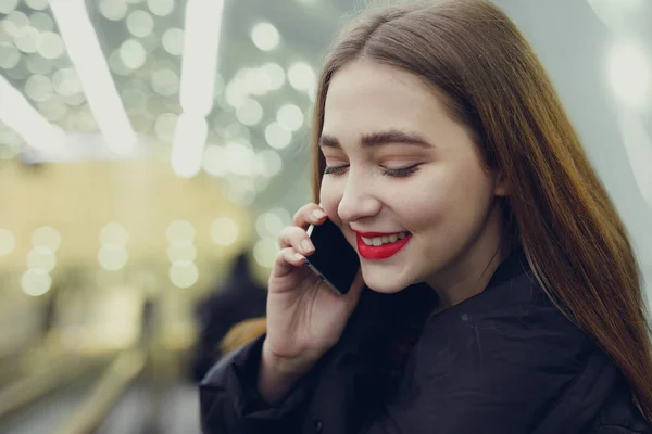Mooi Meisje Lopen Naar Het Metrostation Terwijl Blik Haar Telefoon — Stockfoto