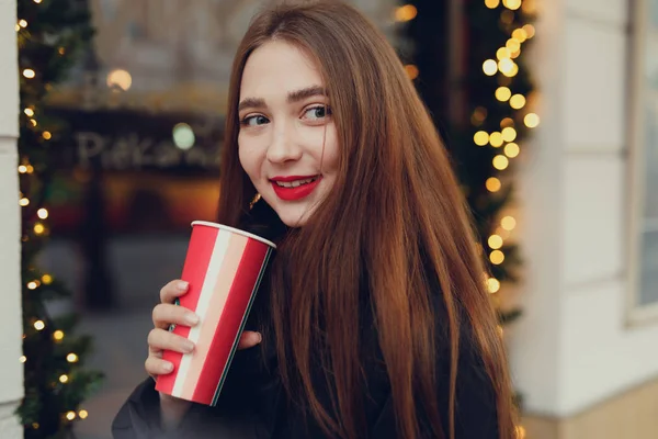 Kvinna Dricker Sitt Kaffe Medan Går Gatan Porträtt Eleganta Leende — Stockfoto