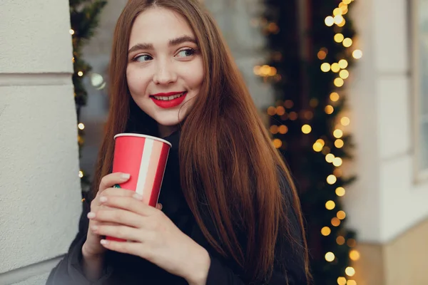 Femme Boire Son Café Chaud Tout Marchant Sur Rue Portrait — Photo