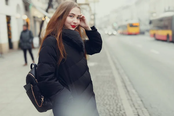 Bella Ragazza Aspetta Suo Autobus Sulla Strada Della Città Con — Foto Stock