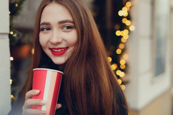Kvinna Dricker Sitt Kaffe Medan Går Gatan Porträtt Eleganta Leende — Stockfoto