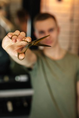 Kuaför maske takmak ve makas yüzünü yakın tutun. -Görüntü