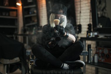 Kız sandalyeye otur ve makas kuaför dükkanında tutun. -Görüntü