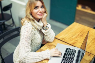 Laptop kafe yerde çalışan kadın. -Görüntü