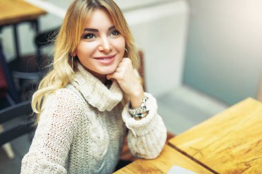 Laptop kafe yerde çalışan kadın. -Görüntü