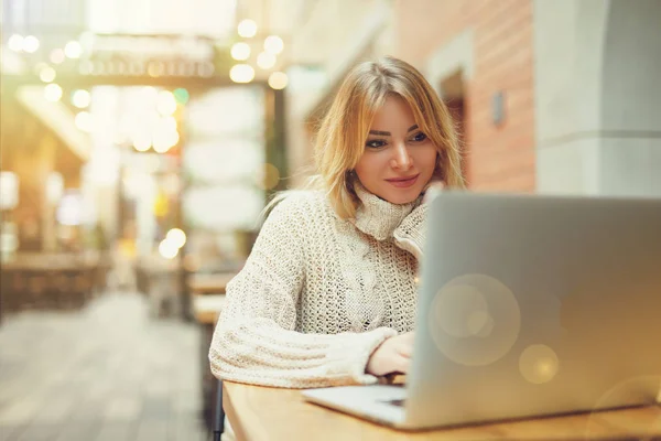 Woman Working Laptop Cafe Place Image — Stock Photo, Image
