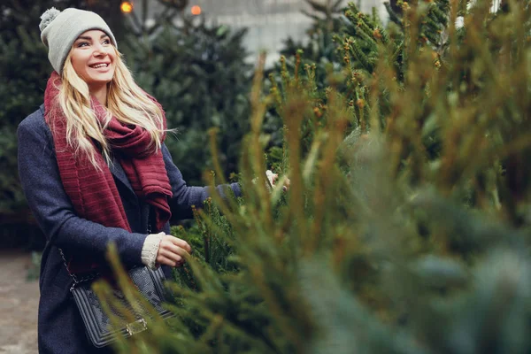 Menina Loira Bonita Procura Árvore Natal Perfeito Para Comprar Loja — Fotografia de Stock