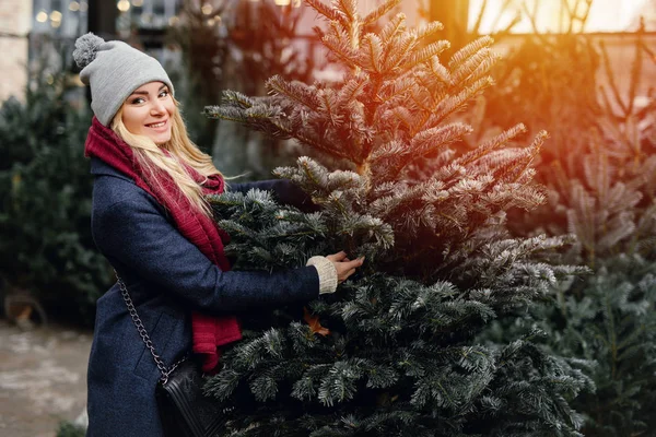 Chica Rubia Bonita Busca Árbol Navidad Perfecto Para Comprar Tienda — Foto de Stock