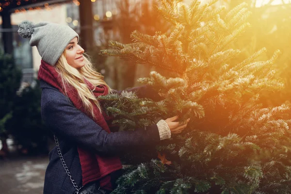 Chica Rubia Bonita Busca Árbol Navidad Perfecto Para Comprar Tienda — Foto de Stock