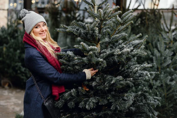 Chica Rubia Bonita Busca Árbol Navidad Perfecto Para Comprar Tienda — Foto de Stock