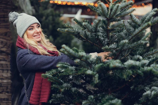 Chica Rubia Bonita Busca Árbol Navidad Perfecto Para Comprar Tienda — Foto de Stock