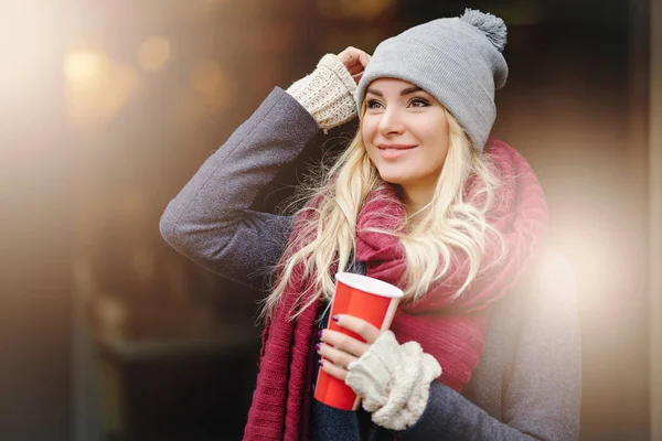 Närbild Porträtt Unga Blonda Kvinnan Dricka Kaffe Och Njuta Morgonen — Stockfoto