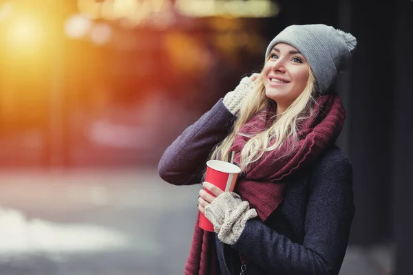 年轻的金发碧眼的女人喝咖啡 享受在街上的早晨的特写镜头 图片仅供参考 — 图库照片