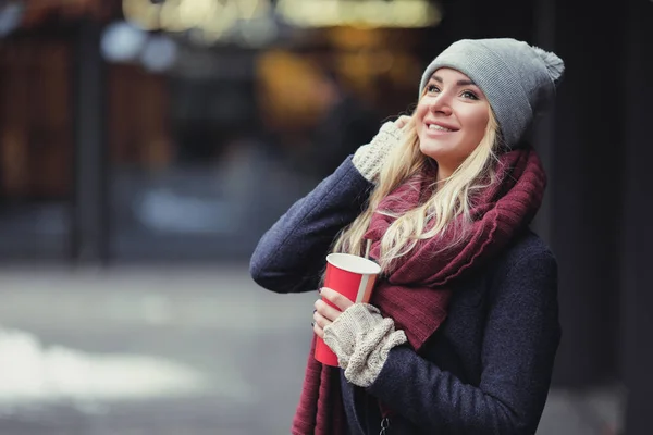 年轻的金发碧眼的女人喝咖啡 享受在街上的早晨的特写镜头 图片仅供参考 — 图库照片