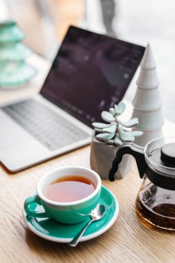 Kırmızı çay ve diz üstü Cafe, yeşil çay, bitki, ekran, eller, çalışan adam.