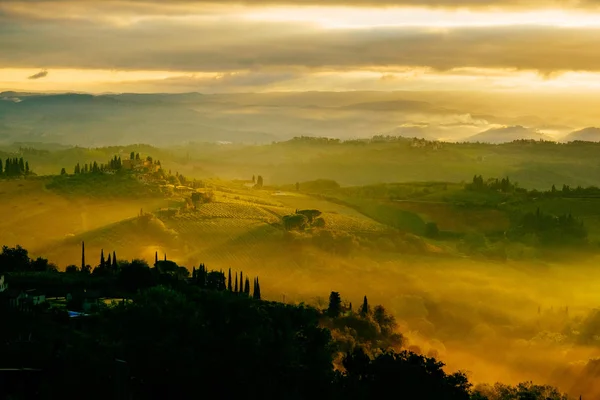 Şafak puslu bir vadide Hills Toskana, İtalya