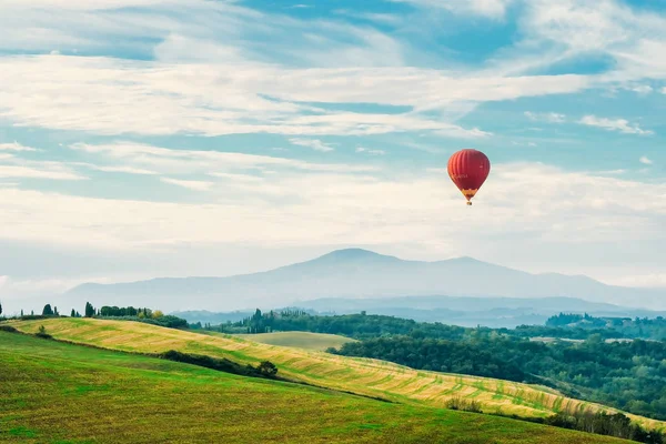 Horkovzdušným balónem na obloze z Toskánska v Itálii Stock Fotografie