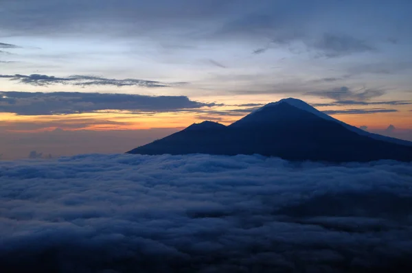 Východ slunce na vrcholu Mount Batur - Bali, Indonésie Royalty Free Stock Fotografie