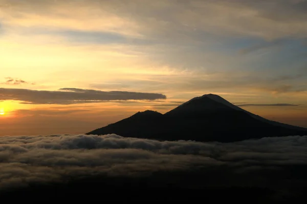 Východ slunce na vrcholu Mount Batur - Bali, Indonésie Stock Fotografie