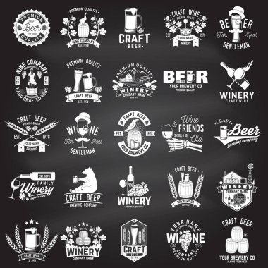 Zanaat bira ve şarap şirketi rozet, işaret veya etiket kümesidir. Vektör çizim