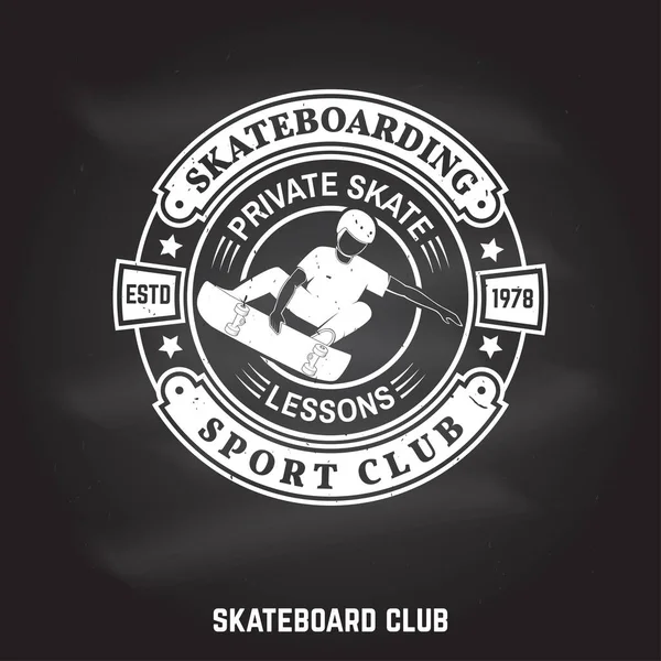 Das Schild des Skateboarding-Sportvereins an der Tafel. Vektorillustration. — Stockvektor