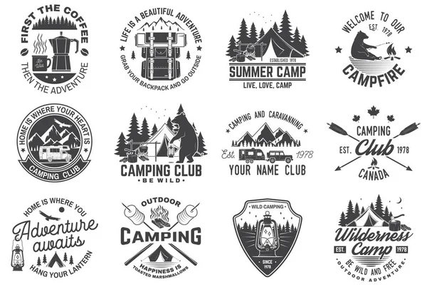 夏のキャンプ。ベクトル。シャツやパッチ、プリント、スタンプのコンセプトです。Rv のトレーラー、キャンプ テント、キャンプファイヤー、耐える、コーヒー メーカーのポケット ナイフとフォレスト シルエットとヴィンテージは、タイポグラフィ デザイン. — ストックベクタ