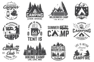 Yaz kampı. Vektör çizim. Kavram gömlek ya da yama, yazdırma, pul için. Vintage tipografi tasarım karavan römork, kamp çadırı, kamp ateşi, ayı, gitar ve orman siluet adamla.