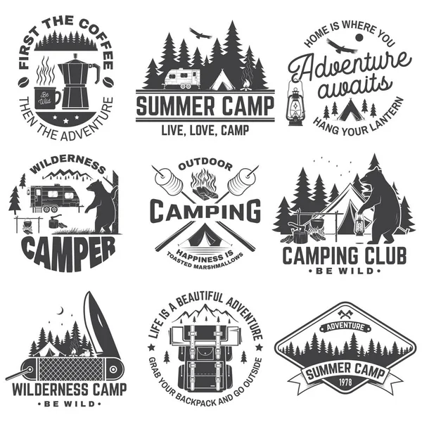 夏のキャンプ。ベクトル。シャツやパッチ、プリント、スタンプのコンセプトです。Rv のトレーラー、キャンプ テント、キャンプファイヤー、耐える、コーヒー メーカーのポケット ナイフとフォレスト シルエットとヴィンテージは、タイポグラフィ デザイン. — ストックベクタ