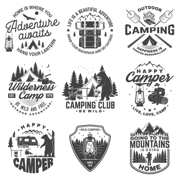 행복 캠프 야외 모험 기호의 집합입니다. 벡터입니다. 셔츠 또는 로고, 인쇄, 도장에 대 한 개념. 랜 턴, 캠핑 텐트, 캠프 파이어, 곰, 사람 기타 및 포리스트 실루엣과 빈티지 디자인. — 스톡 벡터