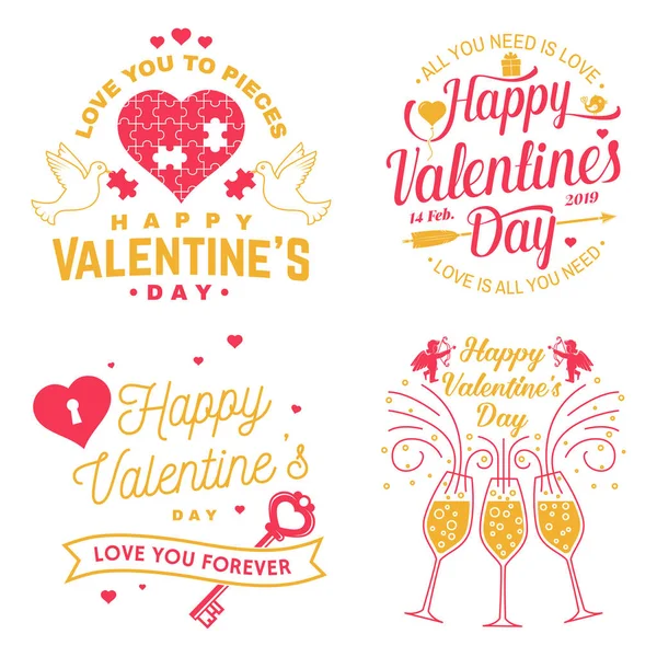 Conjunto de Feliz San Valentín signo. Sello, tarjeta con llave, pájaro, amur, flecha, corazón. Vector. Diseño de tipografía vintage para invitaciones, emblema de celebración romántica del Día de San Valentín en estilo retro . — Vector de stock