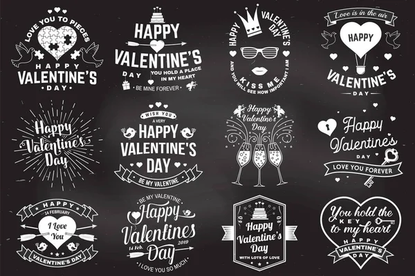 Conjunto de Feliz San Valentín signo. Sello, tarjeta con llave, pájaro, amur, flecha, corazón. Vector. Diseño de tipografía vintage para invitaciones, emblema de celebración romántica del Día de San Valentín en estilo retro . — Vector de stock