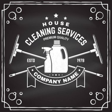 Temizlik şirket rozet, amblem. Vektör çizim. Gömlek, damga veya tee için kavram. Temizleme aletleri vintage tipografi tasarımı. Temizlik hizmeti işareti şirket için iş ilgili