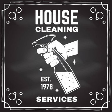 Temizlik şirket rozet, amblem. Vektör çizim. Gömlek, damga veya tee için kavram. Temizleme aletleri vintage tipografi tasarımı. Temizlik hizmeti işareti şirket için iş ilgili