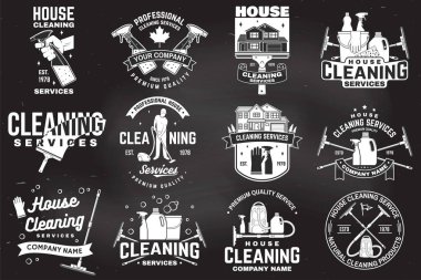 Temizlik şirket rozet, amblem. Vektör çizim. Gömlek, damga veya tee için kavram. Temizleme aletleri vintage tipografi tasarımı. Temizlik hizmeti işareti şirket için iş ilgili