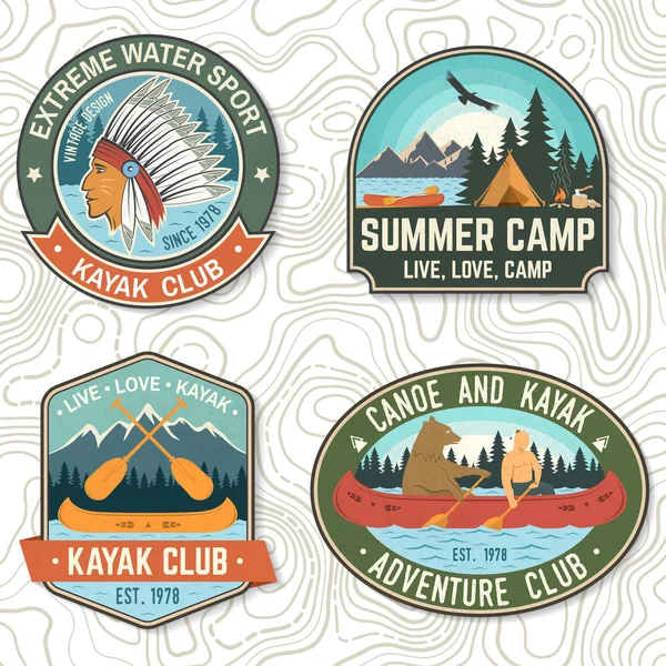 Conjunto de insignias de canoa y kayak club Vector. Concepto para parche, impresión, estampado o tee. Diseño vintage con silueta de montaña, río, indio americano y kayak. Parches de kayak de deportes acuáticos extremos — Vector de stock