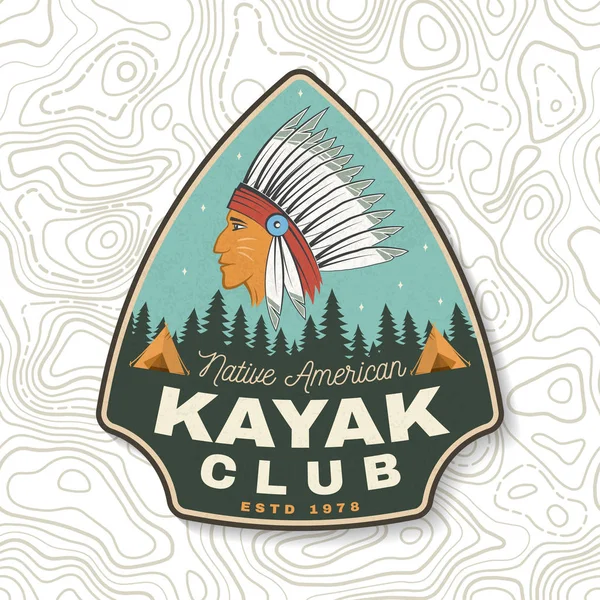 Kajakclub. Vektor. Konzept für Aufnäher, Abzeichen, Druck, Stempel oder Tee. Vintage Typografie Design mit amerikanisch-indischer Silhouette. Extremer Wassersport. Outdoor-Abenteuer Embleme, Kajak-Patches. — Stockvektor