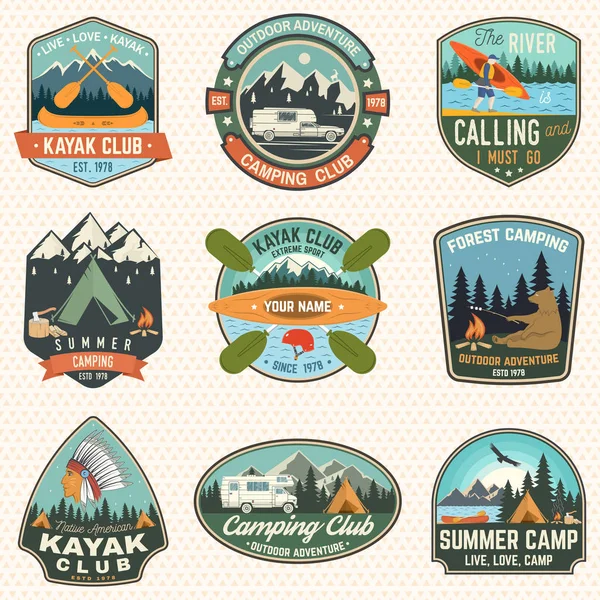 Set de insignias de campamento de verano, canoa y club de kayak. Vector. Concepto de parche. Diseño retro con camping, montaña, río, silueta india americana y kayak. Parches de kayak de deportes acuáticos extremos — Vector de stock