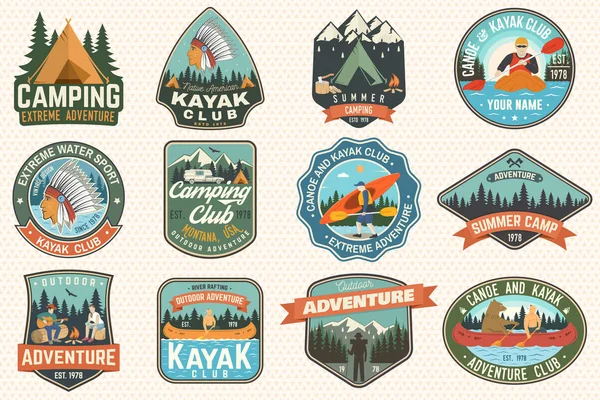 Set de insignias de campamento de verano, canoa y club de kayak. Vector. Concepto de parche. Diseño retro con camping, montaña, río, silueta india americana y kayak. Parches de kayak de deportes acuáticos extremos — Vector de stock