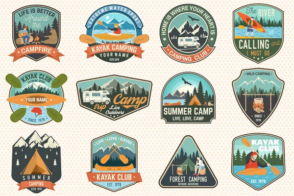 Set de insignias de campamento de verano, canoa y club de kayak. Vector. Concepto de parche. Diseño retro con camping, montaña, río, silueta india americana y kayak. Parches de kayak de deportes acuáticos extremos — Vector de stock