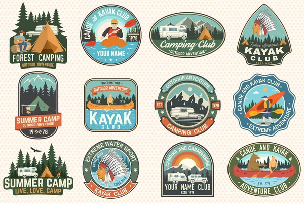 Set de insignias de campamento de verano, canoa y club de kayak. Vector. Para el parche. Diseño con camping, silueta de montaña, río, indio americano y kayak. Parches de kayak de deportes acuáticos y campamentos extremos — Archivo Imágenes Vectoriales