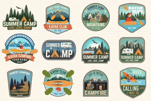 Set de insignias de campamento de verano, canoa y club de kayak. Vector. Para el parche. Diseño con camping, silueta de montaña, río, indio americano y kayak. Parches de kayak de deportes acuáticos y campamentos extremos — Vector de stock