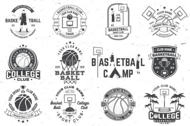 Basketbol kulübü rozeti kümesi. Vektör. Kavram forması, yazdırma, damga veya tee. Vintage tipografi tasarımı ile basketbol oyuncu, çember ve top siluet.