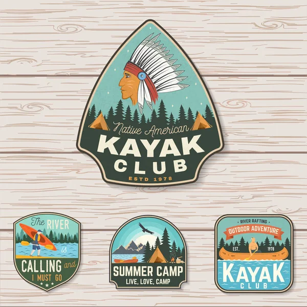 Set de insignias de campamento de verano, canoa y club de kayak. Vector. Concepto de parche. Diseño retro con camping, montaña, río, silueta india americana y kayak. Parches de kayak de deportes acuáticos extremos — Vector de stock