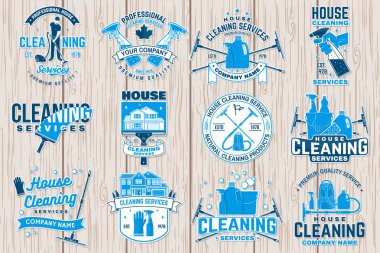 Temizlik şirket rozet, amblem. Vektör çizim. Yama, damga veya etiket için kavram. Temizleme aletleri vintage tipografi tasarımı. Temizlik hizmeti işareti şirket için iş ilgili