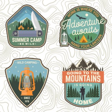 Yaz kampı kümesi yamalı. Vektör. Gömlek, damga, giyim veya tee için kavram. Fener, çakı, çadır campin, balta, dağ, kamp ateşi ve orman siluet Vintage tasarım.